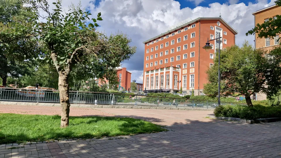 Tampereen Koskipuisto ja Hotelli Tammer Tammerkosken varrella