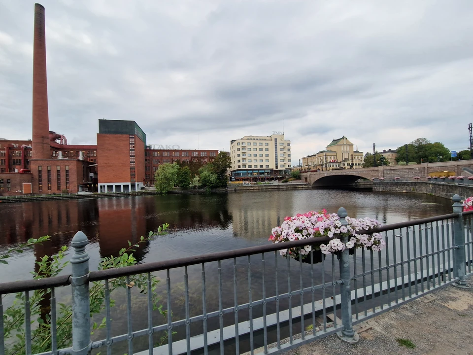 Tampereen maisema — Tammerkoski, Takon tehdas, Tempon talo ja Tampereen teatteri