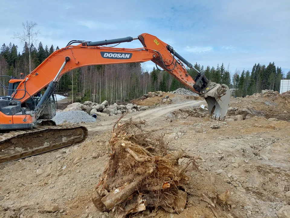 Rakennustyömaa Pirkanmaalla — aliurakointi ja urakkakirjanpito