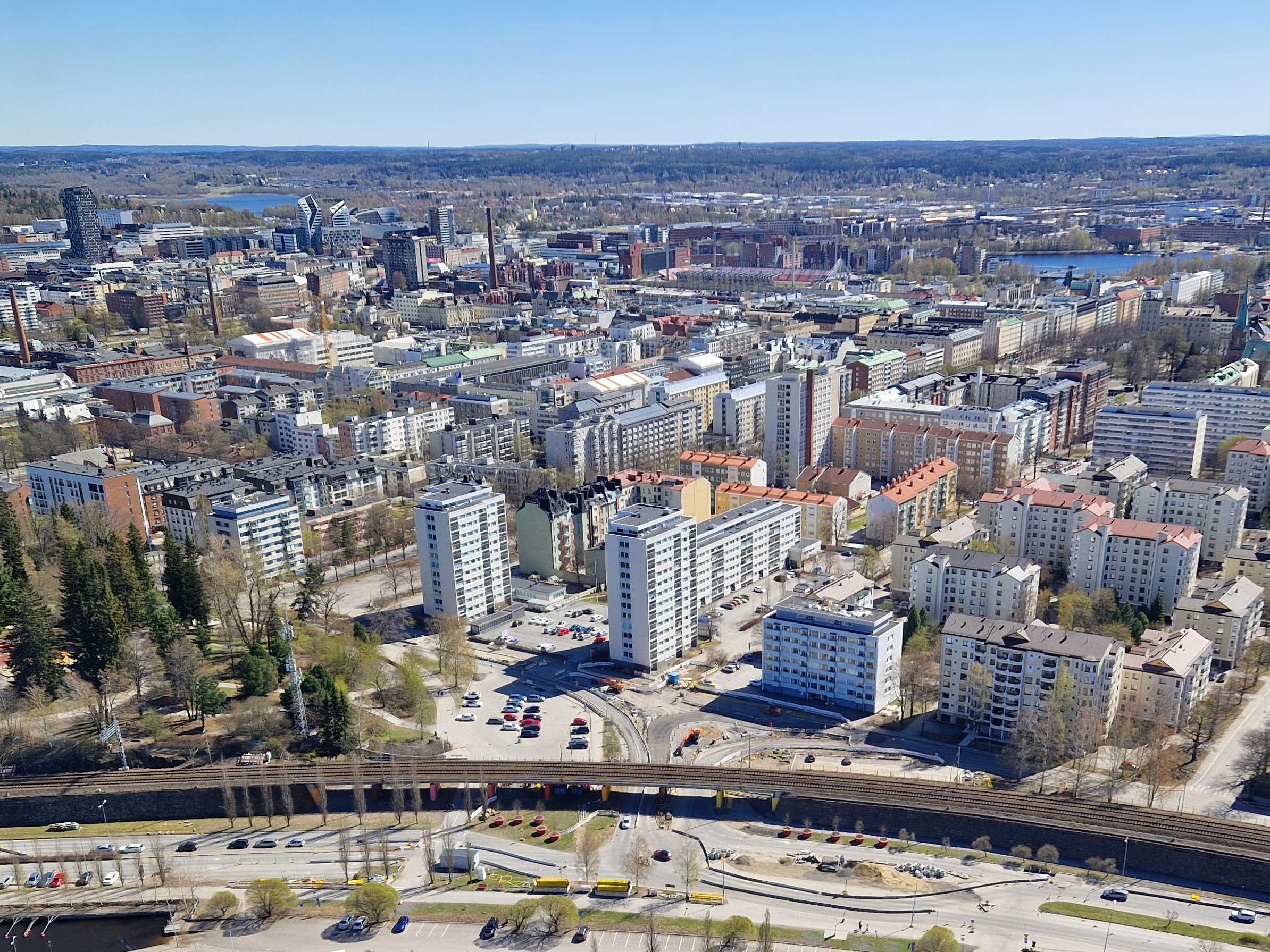 Kuvituskuva Tampereen keskustan yltä, Amurista, Eteläpuistosta, Mustalahdesta ja Keskustorista